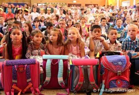 Erwartungsvolle Blicke: Ausgestattet mit nagelneuen Ranzen verfolgten die Abc-Schützen der Karl-Treutel-Schule das Programm. Auch an der Bürgermeister-Hardt-Schule in Kelsterbach sowie an der Wilhelm-Arnoul-Schule, der Bürgermeister-Klingler-Schule und de